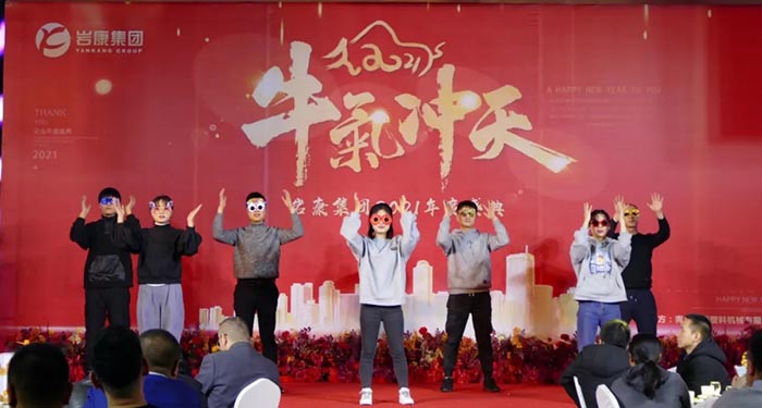 康景輝技術部帶來的節(jié)目表演 康景輝技術部帶來的節(jié)目表演